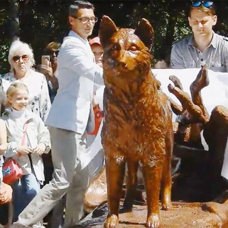 Церемония открытия памятника собаке Найде в Комсомольске-на-Амуре. Фото: youtube.com
